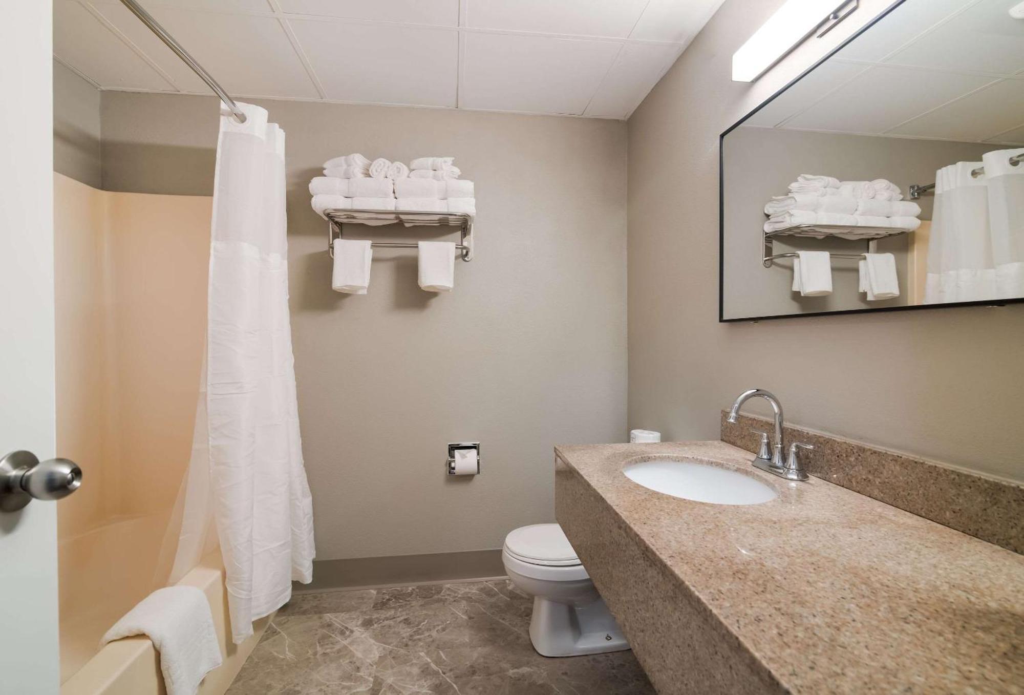 Quality Inn & Suites South Portland Extérieur photo